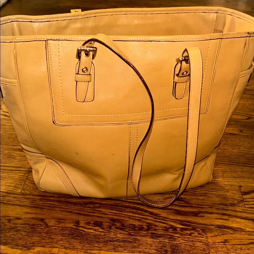 Coach Y2K Light Brown Leather Tote Minimalist Fashion